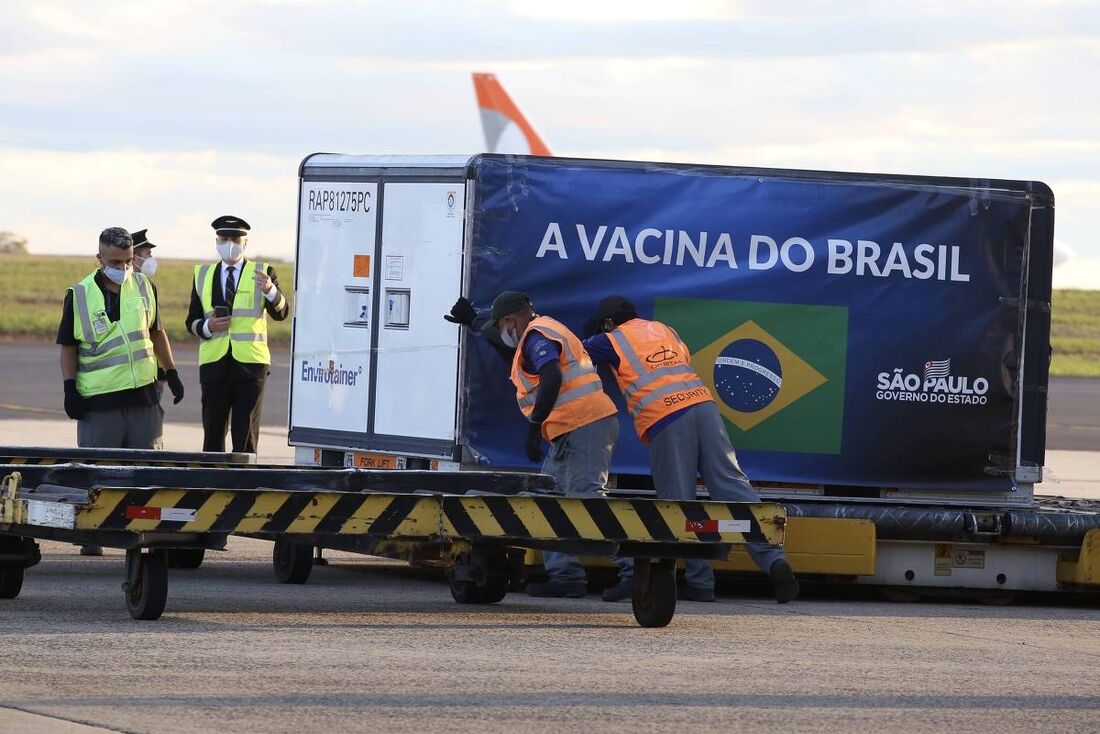 Lote da Coronavac chega ao aeroporto de Viracopos