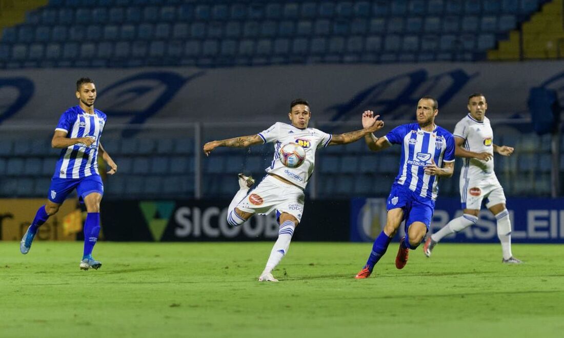 Time catarinense foi a 44 pontos e perdeu a chance de se aproximar da Série A