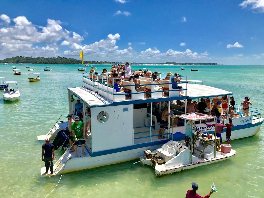 Passeio de catamarã na Praia de Carneiros