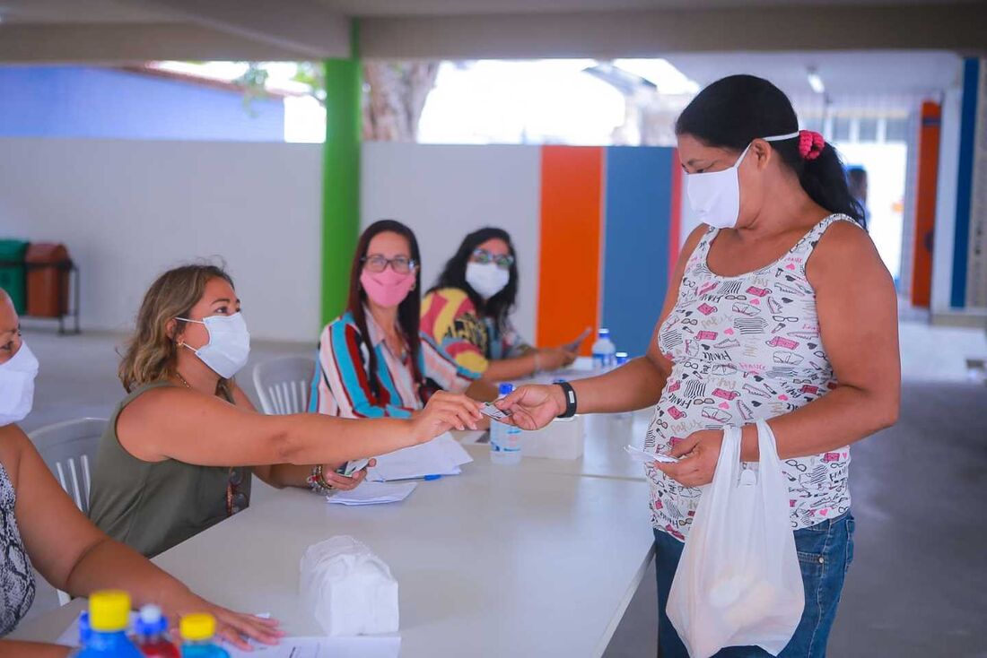 Entrega de cartão alimentação em escola municipal do Recife