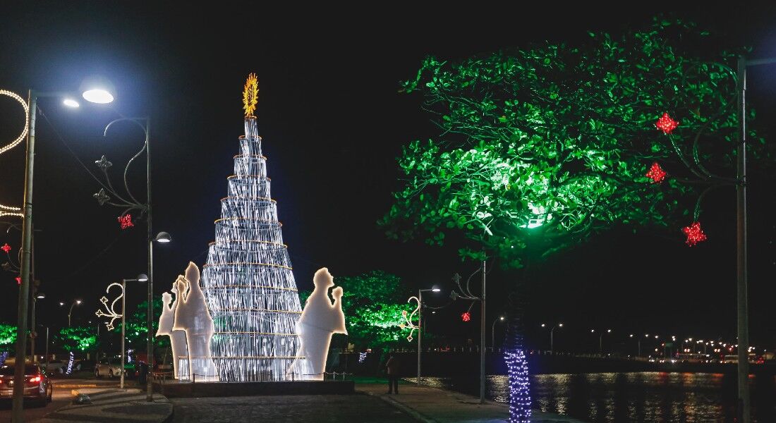 Árvore de Natal posicionada no final do Cais da Alfândega, perto da ponte Giratória.