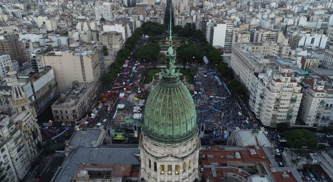 A votação do Senado argentino durante a madrugada foi acompanhada por milhares de militantes feministas