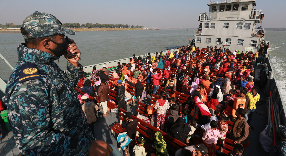 Barcos da Marinha de Bangladesh transportaram os refugiados