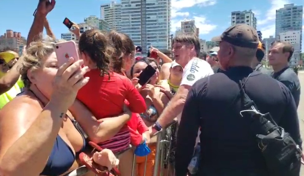 O presidente Jair Bolsonaro causando aglomeração em Praia Grande, SP