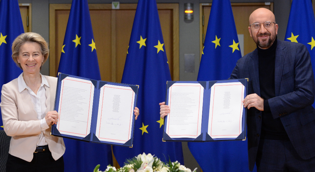 A Presidente da Comissão Europeia, Ursula von der Leyen, e o Presidente do Conselho Europeu, Charles Michel, assinaram o acordo comercial Brexit