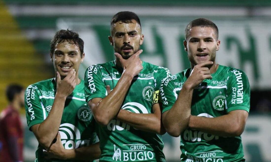 Anderson Leite e Mike marcaram na vitória sobre o Paraná