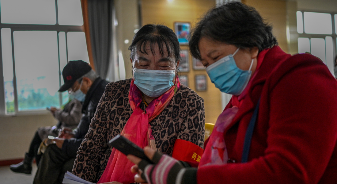 Idosos aprendem a mexer no celular na China