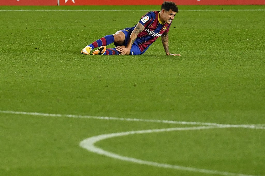 O meia se machucou sozinho ao tentar dominar a bola