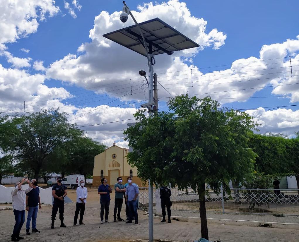 Demonstração das câmeras de videovigilância alimentadas por placas de energia solar