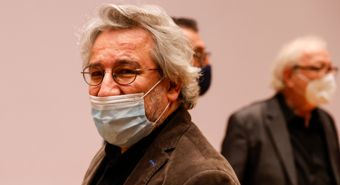 Dundar foi considerado culpado de auxiliar um grupo terrorista e de espionagem por ter publicado uma investigação em 2015 sobre as entregas de armas pelos serviços secretos turcos.