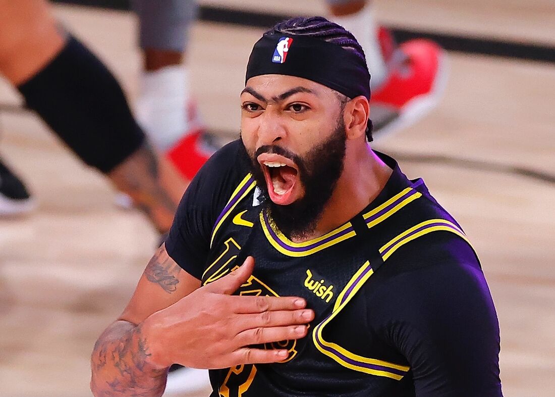 Pivô do Los Angeles Lakers Anthony Davis marca 35 pontos contra Suns