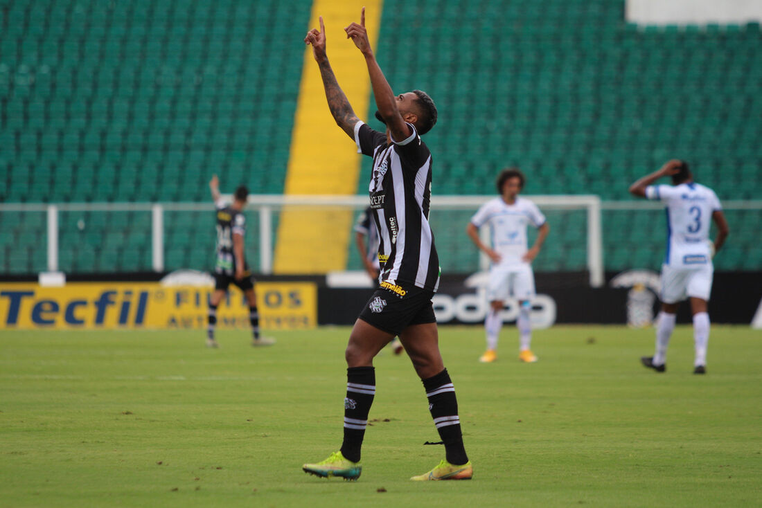 Diego Gonçalves comemora um dos gols da vitória por 2x0