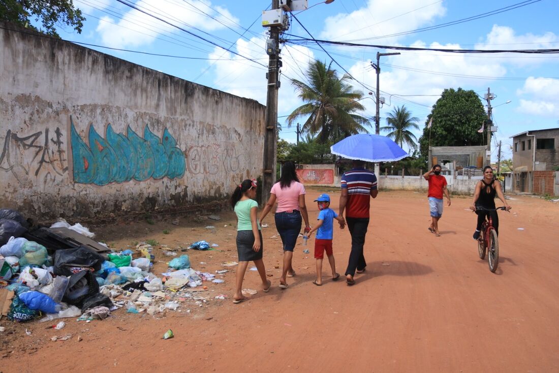 Moradores também se queixam do lixo acumulado, juntando ratos, insetos e mau cheiro