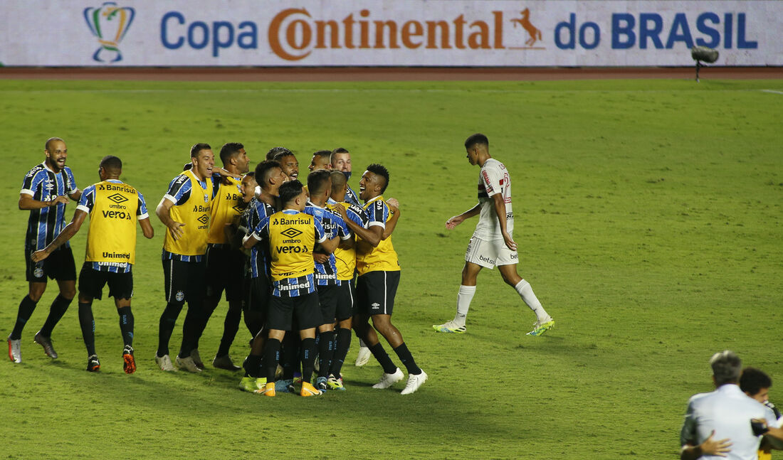 Jogadores do Grêmio comemoram a classificação