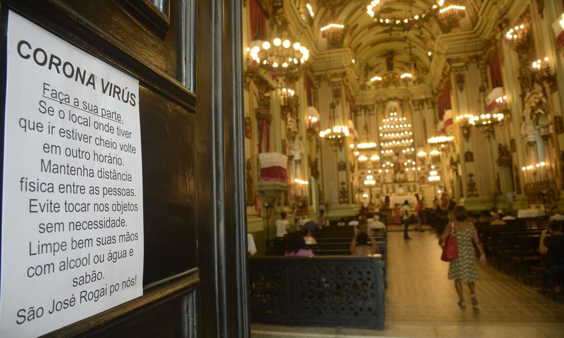 Aviso sobre coronavírus em entrada de templo católico