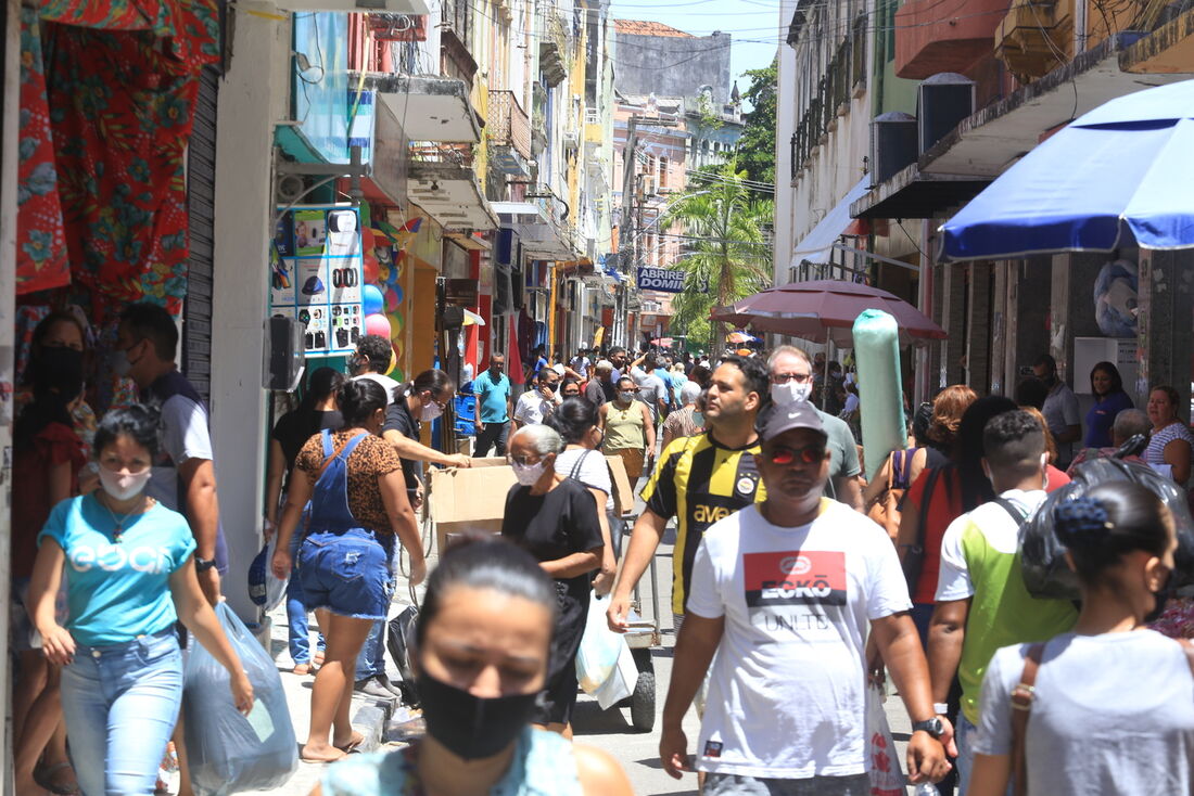 Movimentação na Rua Direita, no bairro de São José