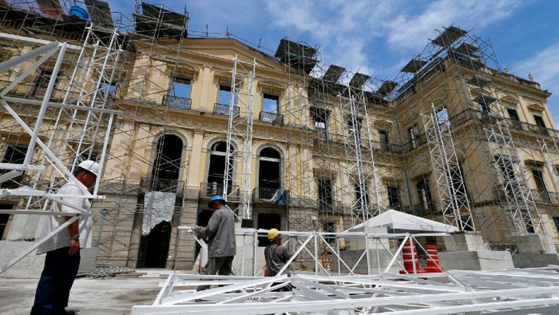 Fachada principal com estrutura de sustentação de cobertura de proteção do edifício após o incêndio