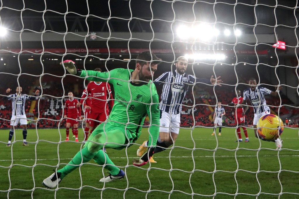 Alisson vê a bola entrar no gol de empate do West Brom