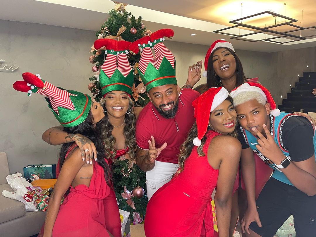 Ludmilla postou foto com a família no Natal