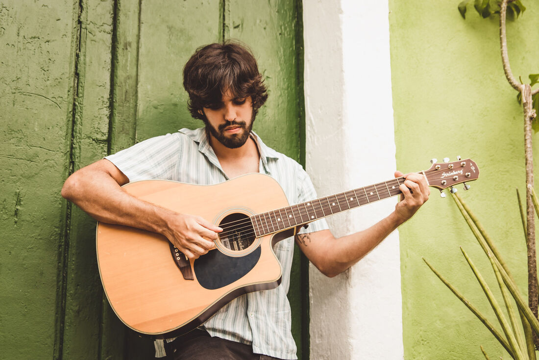 Músico Cacau Lamaia estreia com samba sobre a política atual