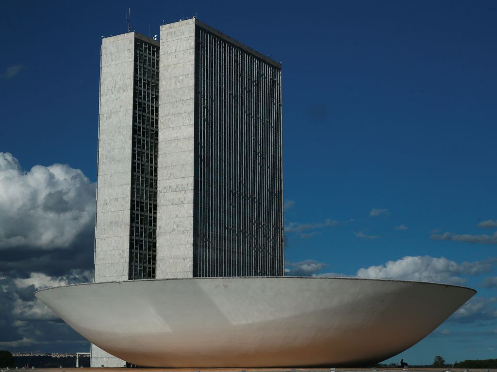 A cúpula maior, voltada para cima, abriga o Plenário da Câmara dos Deputados