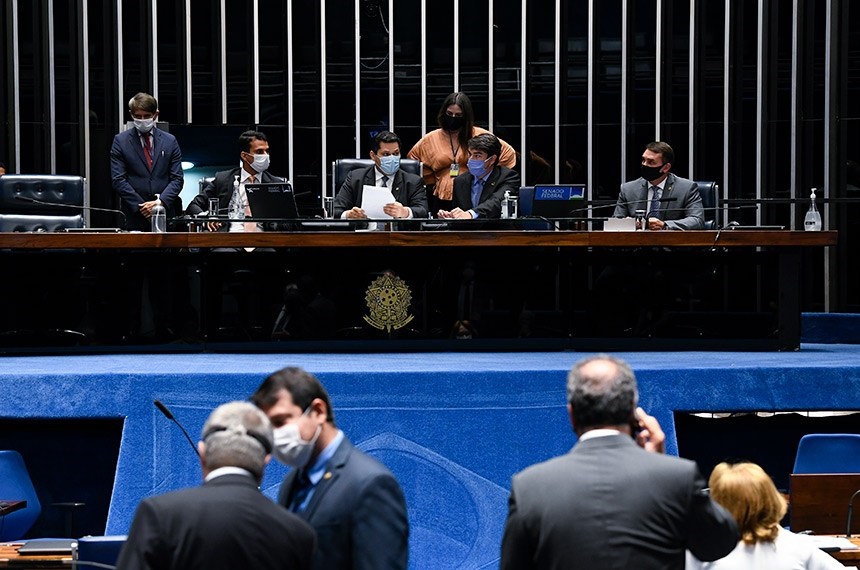 Senadores na sessão semipresencial do Congresso de quarta-feira  (17)