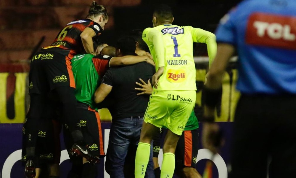 Sport vence o Coritiba na Ilha do Retiro