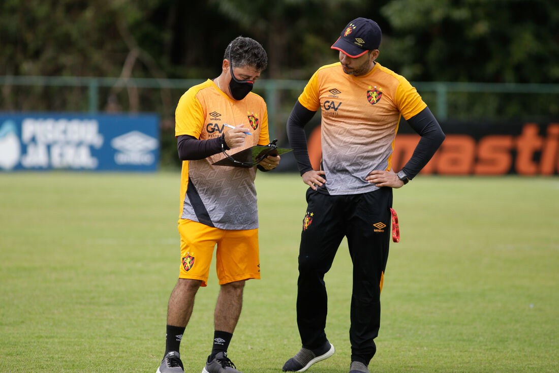 Jair Ventura conversa com auxiliar durante treino no CT rubro-negro