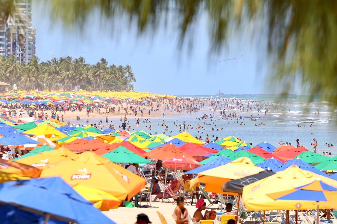 Domingo é marcado por banhistas desrespeitando às normas sanitárias, na praia de Boa Viagem