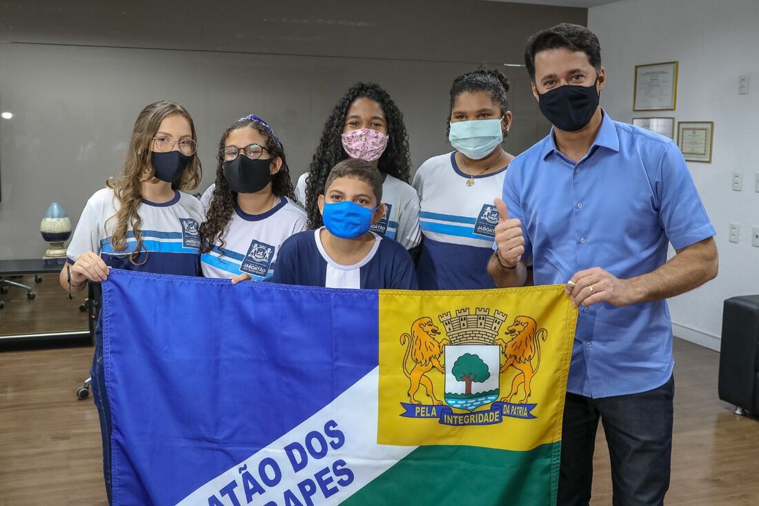 Estudantes foram recebidos e homenageados pelo prefeito Anderson Ferreira (PL)