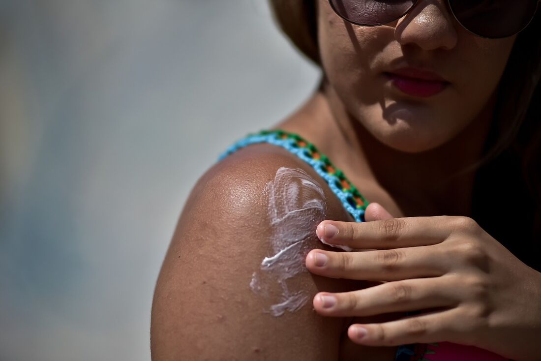 Como o calor deixa a pele vulnerável, é importante reforçar alguns cuidados com ela