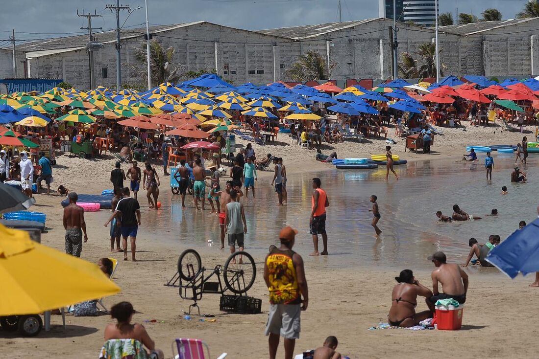 Apesar do estado de calamidade pública por causa da pandemia, praias seguem lotadas no Estado