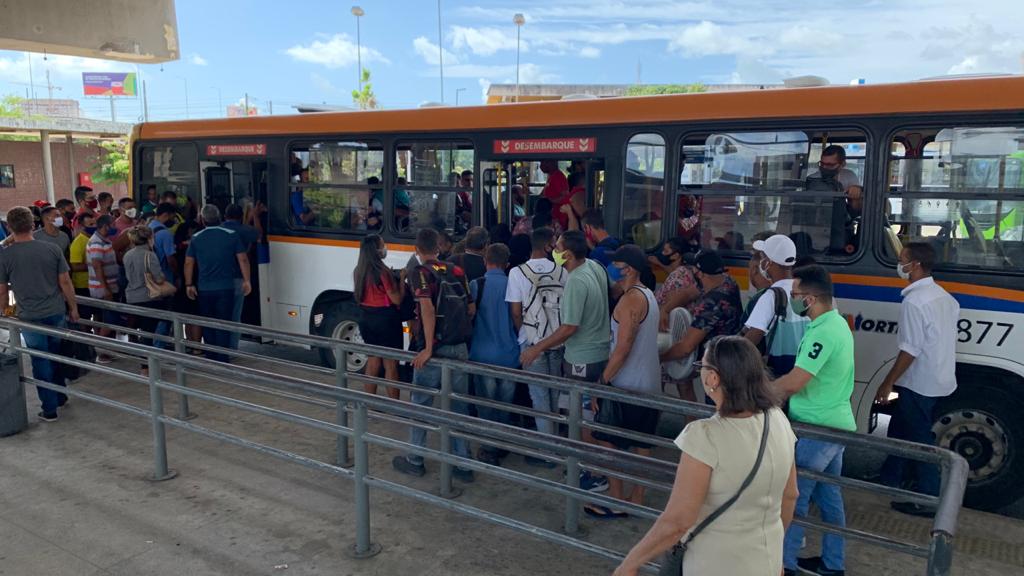 Movimento no centro e estação integrada joana bezerra