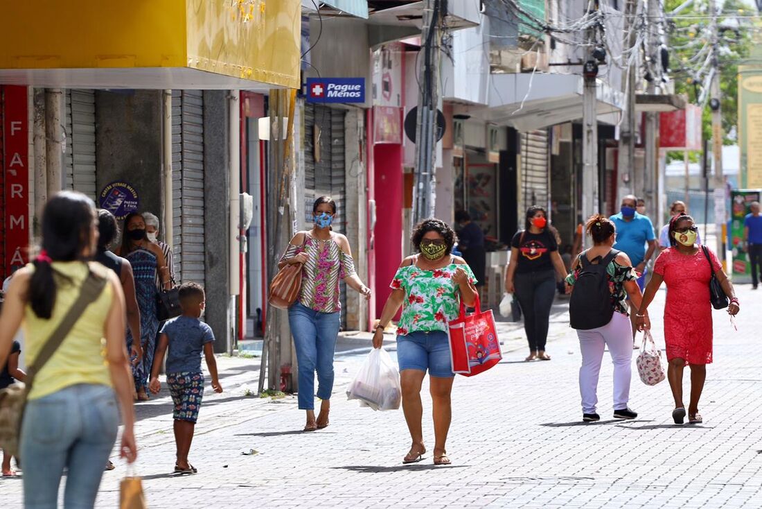 Movimentação no comércio de rua do Recife 