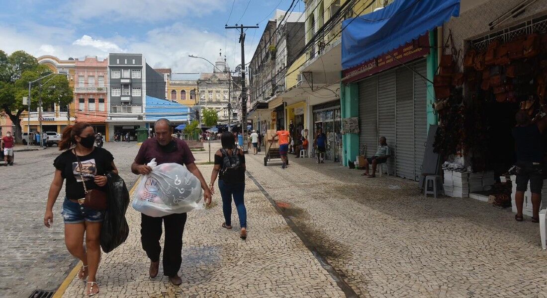 Movimento no comércio do Recife no último dia do ano