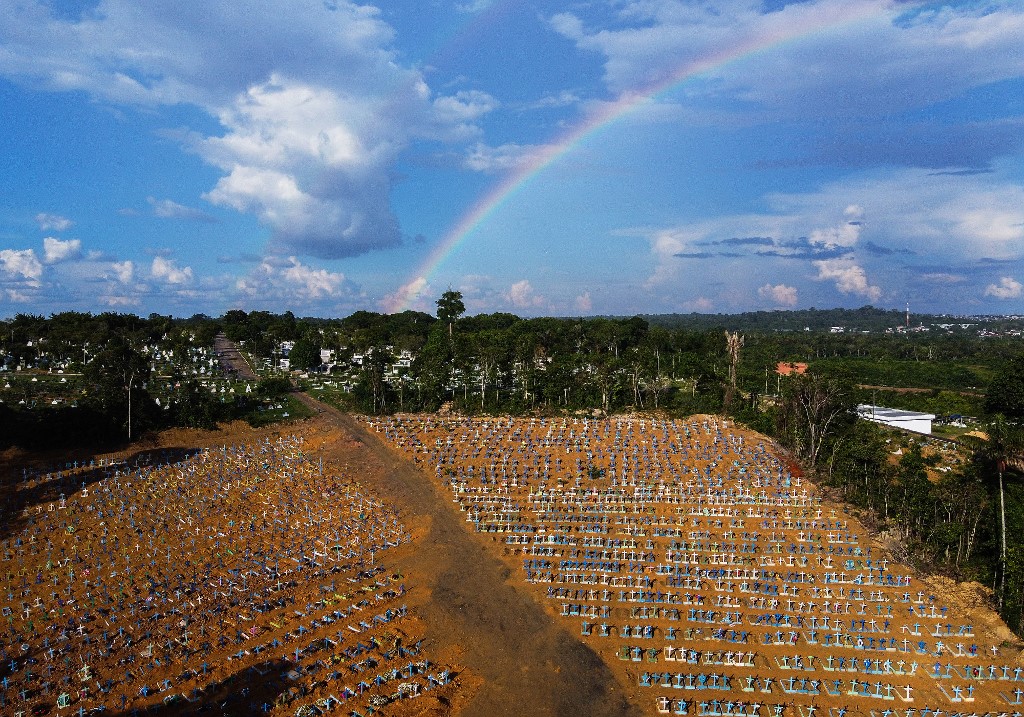 Brasil já tem mais de 220 mil mortes pela Covid-19