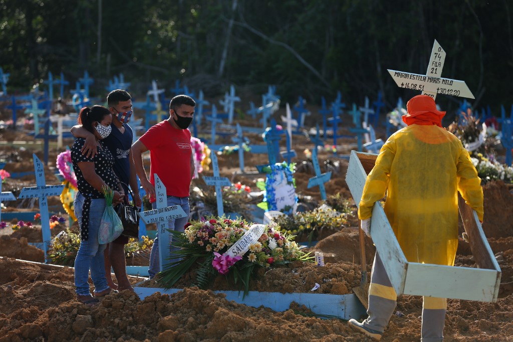 Parentes vão ao enterro de entes vítimas da Covid-19, em Manaus