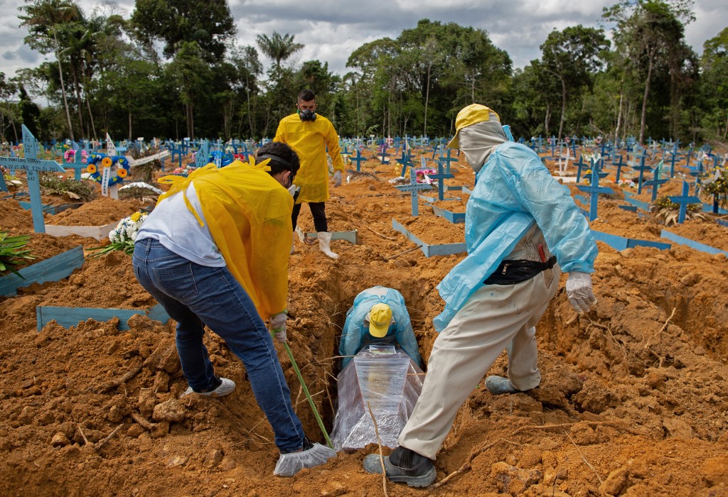 Vítima da Covid-19 é enterrada no cemitério de Nossa Senhora Aparecida, em Manaus