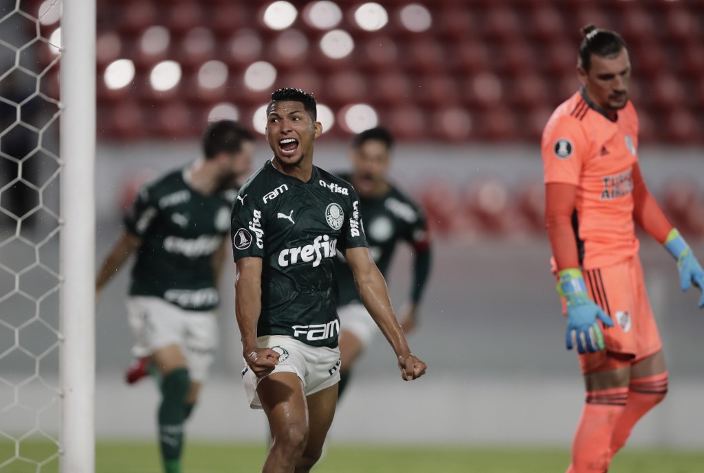 Rony comemora gol marcado contra o River Plate