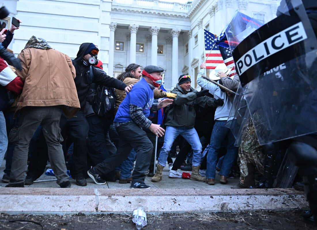 Apoiadores de Trump em combate contra as forças policiais no Capitólio