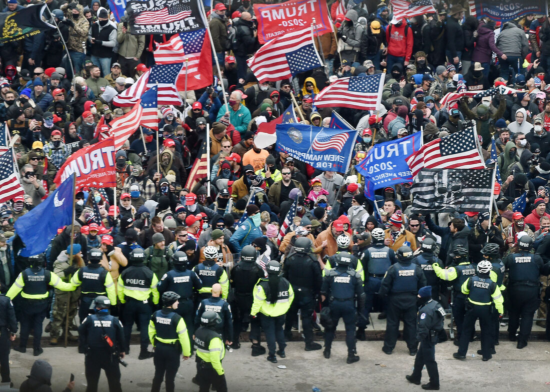 Apoiadores de Trump invadindo o capitólio