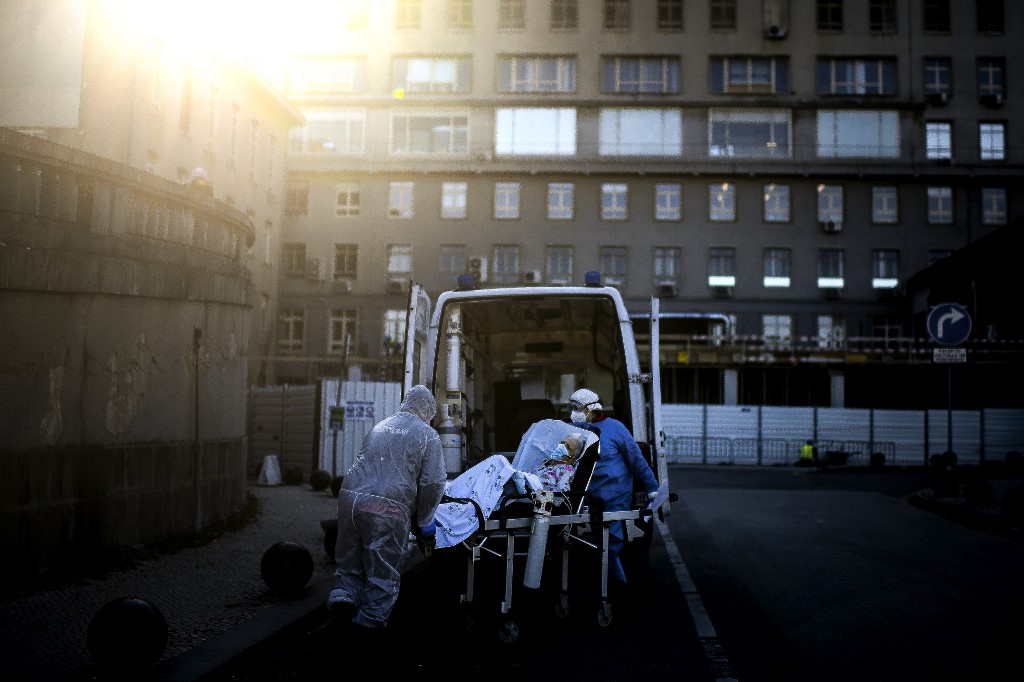 Paciente é carregado por profissionais da saúde no hospital Santa Maria, em Lisboa