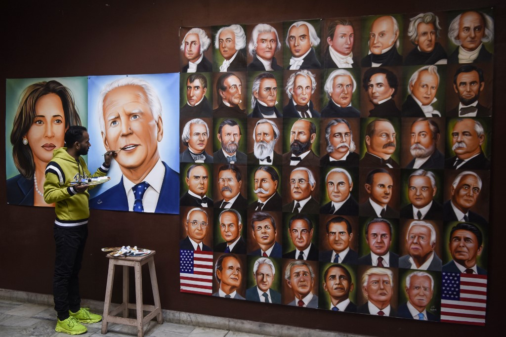 O pintor Jagjot Singh Rubal dá os toques finais a uma pintura que retrata o presidente eleito dos EUA Joe Biden e a vice-presidente eleita Kamala Harris