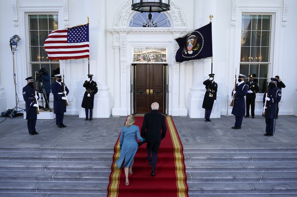 O presidente Joe Biden e a primeira-dama Jill Biden entram na Casa Branca