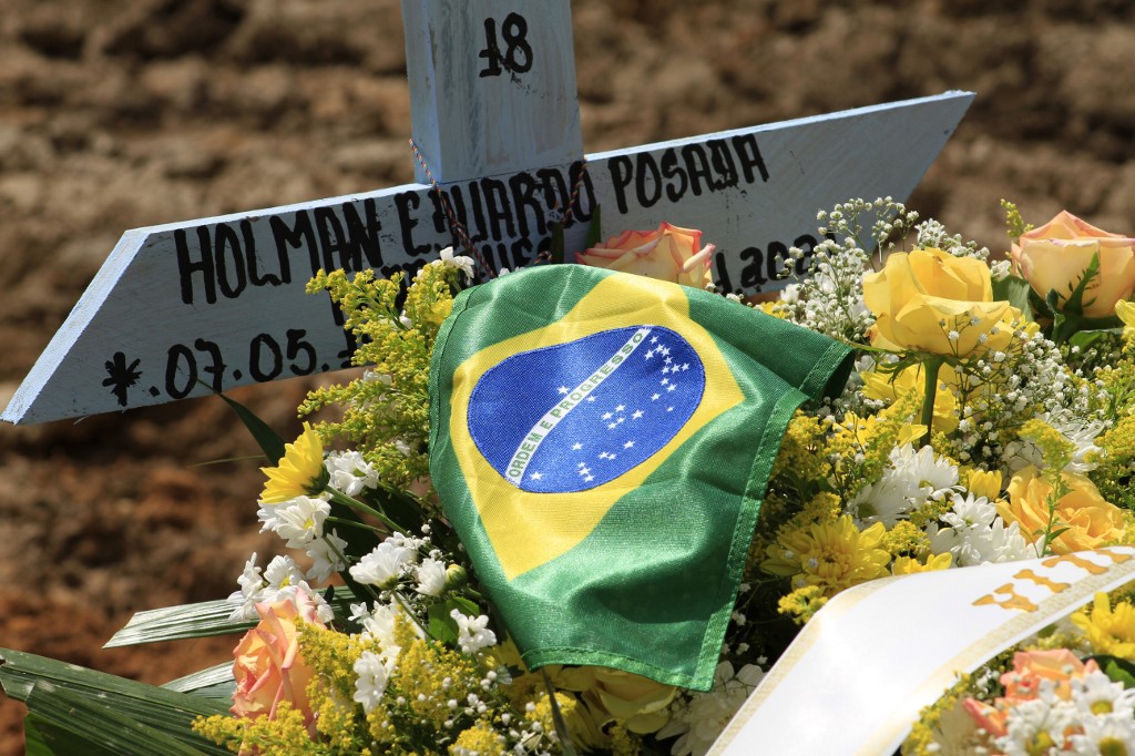 Mortes por coronavírus no Brasil passam das 200 mil