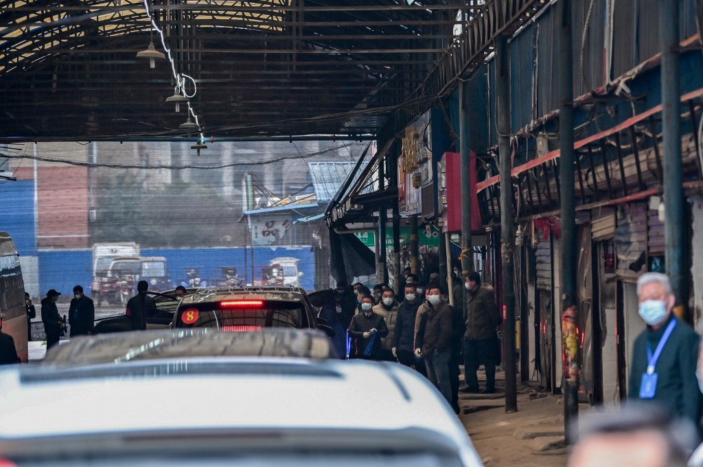 Membros da OMS visitam mercado de Wuhan