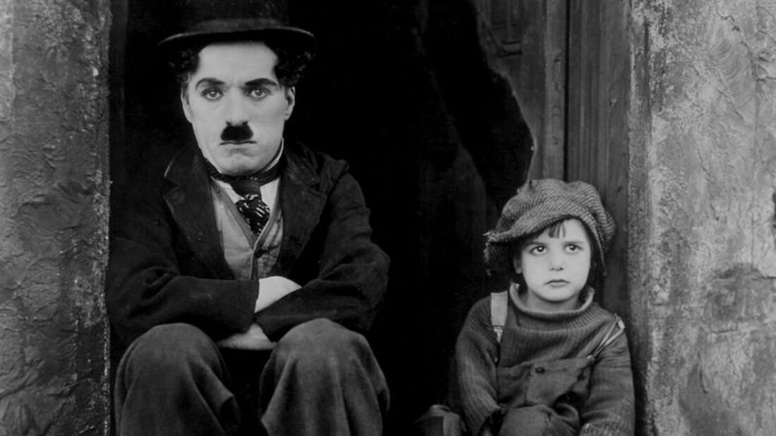 Cena do filme 'O Garoto', lançado em 1921, dirigido por Chaplin