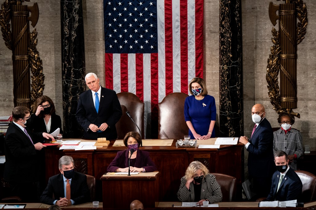 Presidente da Câmara Nancy Pelosi e o vice-presidente dos EUA Mike Pence presidem uma sessão conjunta do Congresso para certificar os resultados do Colégio Eleitoral de 2020