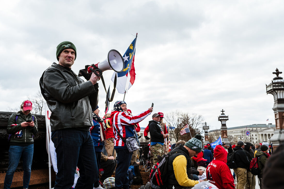 Apoiador do Trump com megafone em invasão ao Congresso dos EUA em 6 de janeiro