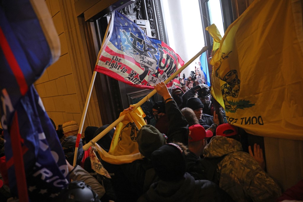 Apoiadores de Donald Trump invadem o capitólio